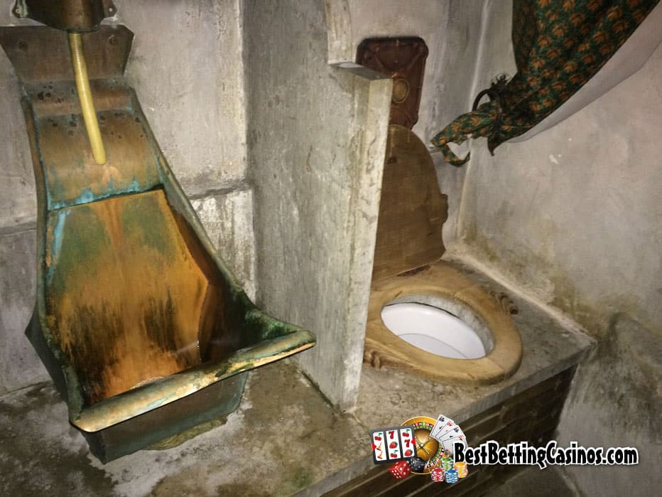 toilets in olde hansa